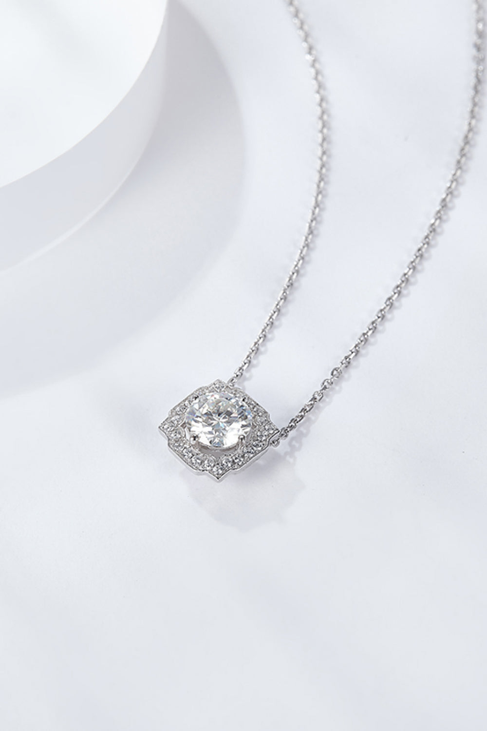 1 Carat Moissanite Flower Shape Pendant Chain Necklace - ClozArt