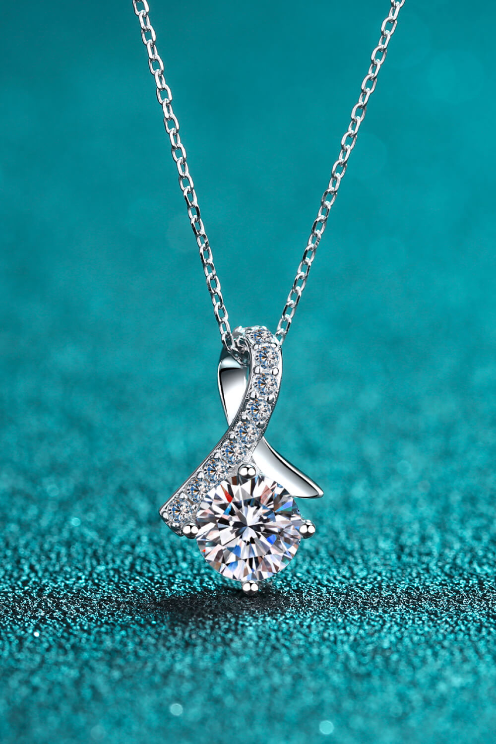 Unique and Chic Moissanite Pendant Necklace - ClozArt