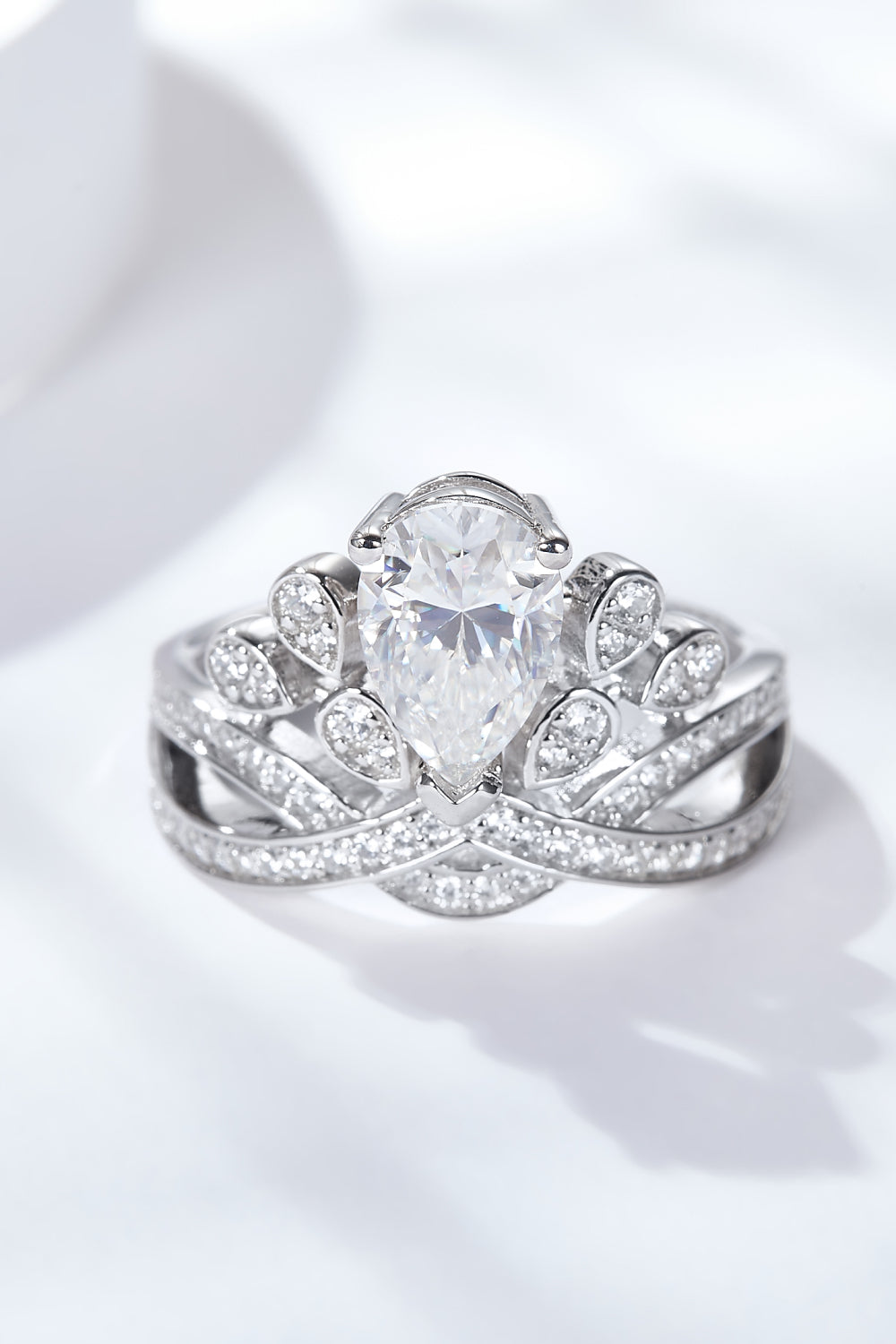 1.5 Carat Moissanite Crown-Shaped Ring - ClozArt